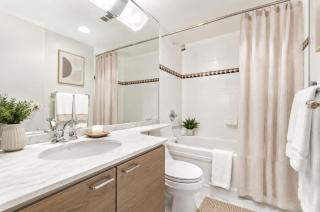 Central Yaletown 2 Bedroom Suite Close to Canada Line - 1