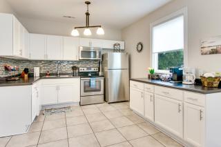 Cedar Pines Lake Views! Charming Waterfront Home - 8