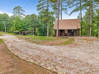 Pine Haven-Serene & Natural Cabin-7 mi to Downtown - 7