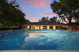 5-BD 2-BA Cheerful Retreat Pool Patio Firepit - 9