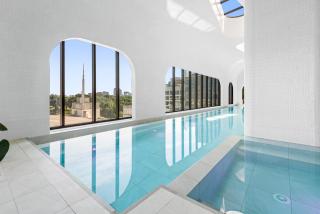 High-Rise 1-Bed Apartment Near Docklands - 0