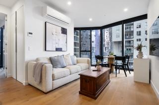 High-Rise 1-Bed Apartment Near Docklands - 9