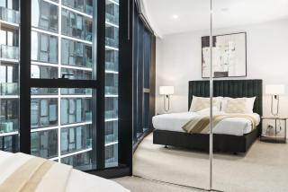 High-Rise 1-Bed Apartment Near Docklands - 1