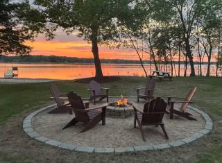 Lakefront Hot Tub Retreat w/ Mega Arcade - 8