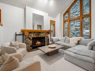 Blackcomb Pines Luxe 3-Bed -Blackcomb - 0