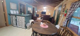Crossroads Motel & Cabins - 4