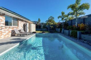 Theme Park Retreat - Sunlit Stillness by the Pool - Holiday Home - 3