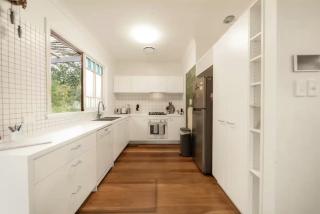 House of Fairy Wren -Charming Queenslander Cottage mins drive to Brisbane CBD and Gabba Stadium! - Holiday Home - 9
