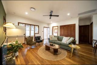 House of Fairy Wren -Charming Queenslander Cottage mins drive to Brisbane CBD and Gabba Stadium! - Holiday Home - 4