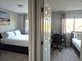 The Southern Comfort - Comfy & spacious 4 BR Home on the park in strategic SW Edm, near airport - 4