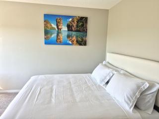 The Southern Comfort - Comfy & spacious 4 BR Home on the park in strategic SW Edm, near airport - 8