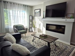 The Southern Comfort - Comfy & spacious 4 BR Home on the park in strategic SW Edm, near airport - 9