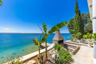 Seafront Escape - 4BR Beachfront Villa for 8 - 7