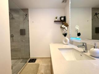 Oceanview 1BR Breakfast Rooftop Pool & Gym - 9