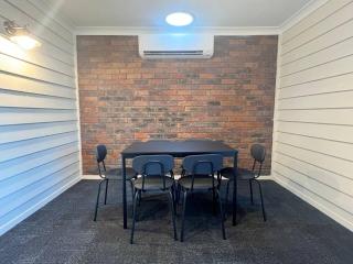 3BR Cottage Home w/ Ample Parking - Holiday Home - 9