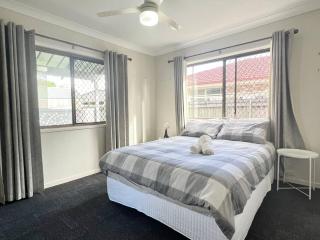 3BR Cottage Home w/ Ample Parking - Holiday Home - 6