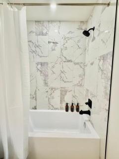 NEW Modern Guest Suite Downtown Rogers Place - 6