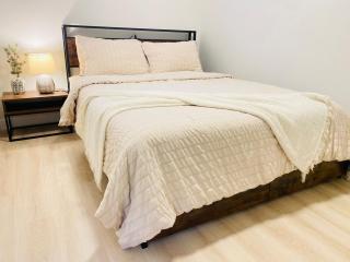 NEW Modern Guest Suite Downtown Rogers Place - 8