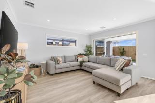 Yellow door pool retreat, 5 bedroom, 3 bathroom, heated pool, sleeps 12, close to adventure park, wineries, Bellarine Peninsula - Curlewis - 9