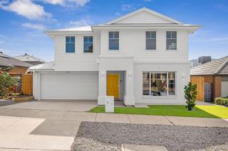 Yellow door pool retreat, 5 bedroom, 3 bathroom, heated pool, sleeps 12, close to adventure park, wineries, Bellarine Peninsula - Curlewis - 0