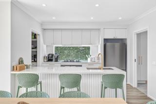 Yellow door pool retreat, 5 bedroom, 3 bathroom, heated pool, sleeps 12, close to adventure park, wineries, Bellarine Peninsula - Curlewis - 8