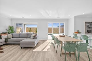 Yellow door pool retreat, 5 bedroom, 3 bathroom, heated pool, sleeps 12, close to adventure park, wineries, Bellarine Peninsula - Curlewis - 2