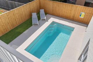 Yellow door pool retreat, 5 bedroom, 3 bathroom, heated pool, sleeps 12, close to adventure park, wineries, Bellarine Peninsula - Curlewis - 1