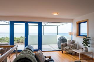 Unique beachfront retreat w panoramic sea views - 7