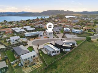Waterside 3B Oasis with Private Parking & Scenic View - 3