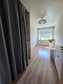 Cozy 3-bedroom home with fireplace and open-plan kitchen - 6