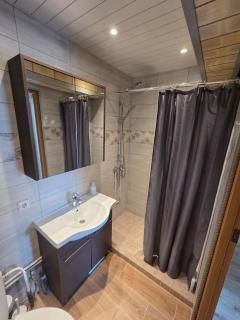 Cozy 3-bedroom home with fireplace and open-plan kitchen - 3