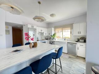 Konnos Retreat 3BR - walk to beach - 1