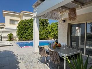 Konnos Retreat 3BR - walk to beach - 7