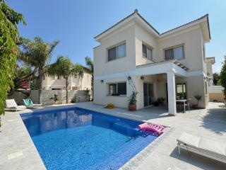 Konnos Retreat 3BR - walk to beach - 0