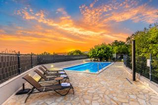 Villa Mile-with private heated pool - 0