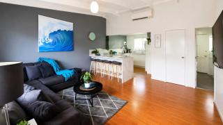 Coastal Escape Walk to Beach, Cafes & CBD - 9