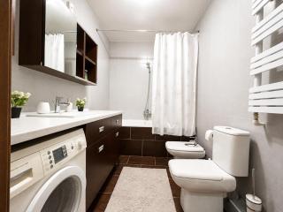 Spacious Central 2BR Apartment, Parking - 5