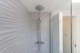 Quarrington Hill 4BR Free Parking by Stay With Us - 6