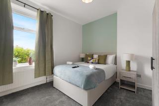 Quarrington Hill 4BR Free Parking by Stay With Us - 1