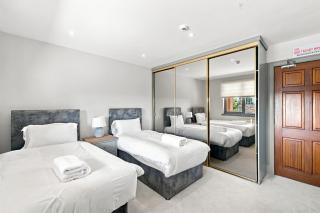 West Grove, Spacious House with Football Pitch - 4