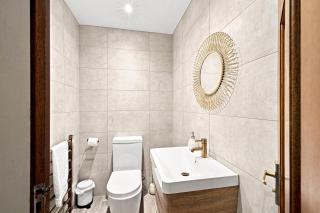 West Grove, Spacious House with Football Pitch - 1
