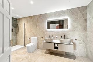 West Grove, Spacious House with Football Pitch - 5