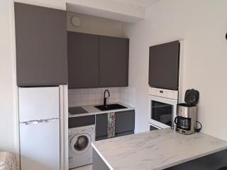 Quiet parkside studio with a fully stocked fridge - 9