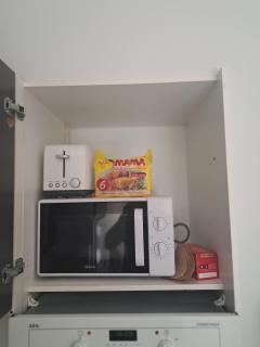 Quiet parkside studio with a fully stocked fridge - 1