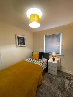 Spacious 3-Bed House Near Uni and Town Centre - 8
