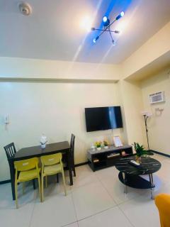Manila Bay Sunset Suite In Pasay with Balcony,Pool, Fast WiFi Near NAIA Airport , MOA, PICC, US Embassy - 6