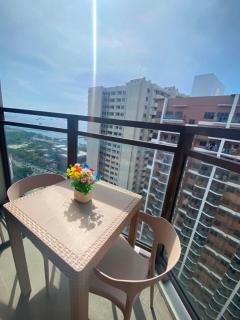Manila Bay Sunset Suite In Pasay with Balcony,Pool, Fast WiFi Near NAIA Airport , MOA, PICC, US Embassy - 7