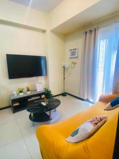 Manila Bay Sunset Suite In Pasay with Balcony,Pool, Fast WiFi Near NAIA Airport , MOA, PICC, US Embassy - 9