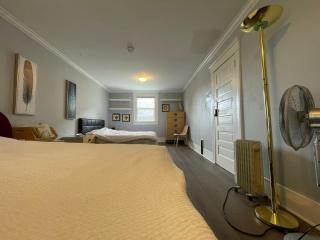 2 queen Beds Over 330 sq ft - 8