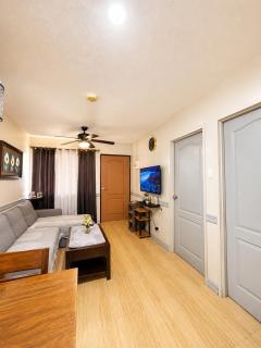 Cozy 2BR Condo Near Sm Ecoland Free WIFI - 5